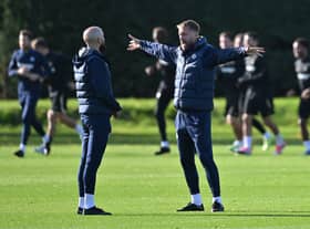 Graham Potter (C) takes a team training session at Chelsea’s Cobham training facility in Stoke D’Abernon, southwest of London (Photo by Glyn KIRK / AFP) (Photo by GLYN KIRK/AFP via Getty Images)