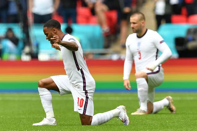 Raheem Sterling takes a knee ahead of the UEFA EURO 2020 round of 16 football match between England and Germany (Photo by JUSTIN TALLIS / POOL / AFP)