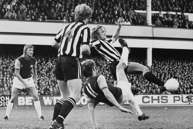 Newcastle United centre half Pat Howard stretches for the ball against Pat Holland of West Ham United (Photo by Roger Jackson/Central Press/Hulton Archive/Getty Images).
