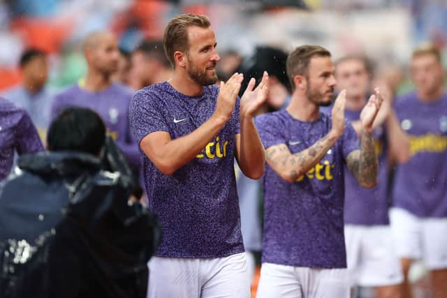 Harry Kane of Tottenham Hotspur leads his teammate to applaud supporters after the cancelled (Photo by Pakawich Damrongkiattisak/Getty Images)