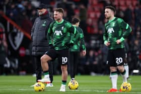 Liverpool manager Jurgen Klopp with players Alexis Mac Allister and Diogo Jota. 