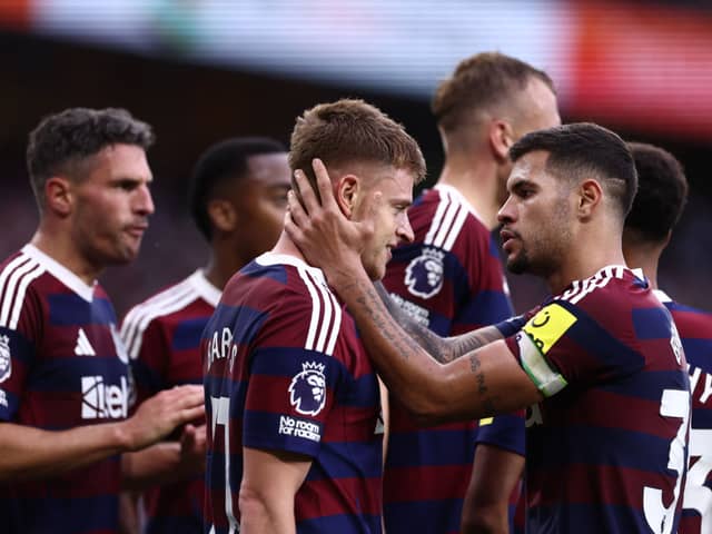 Harvey Barnes of Newcastle United celebrates scoring his team's second goal with teammates during the Premier League match between Wolverhampton Wanderers FC and Newcastle United FC at Molineux on September 15, 2024 in Wolverhampton, England. (Photo by Naomi Baker/Getty Images)