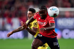 Enzo Boyomo fends off Getafe's Álex Sancris