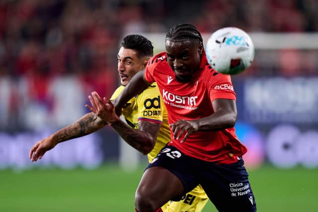 Enzo Boyomo fends off Getafe's Álex Sancris