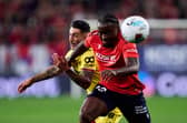 Enzo Boyomo fends off Getafe's Álex Sancris