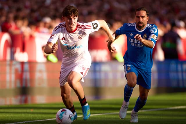 Oso broke into the Sevilla first-team during the 2025/26 season