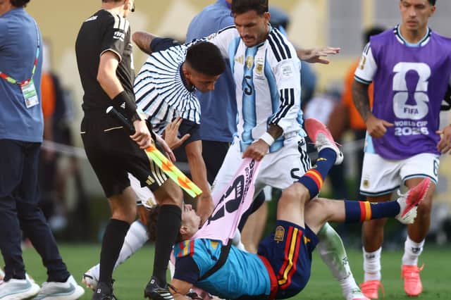 Leandro Paredes’ classic display of Argentine sportsmanship after the World Cup final