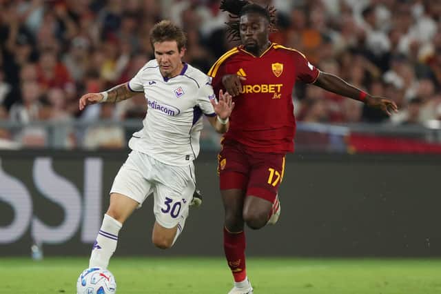 Manu Koné challenges Fiorentina's Franco Mastantuono for the ball