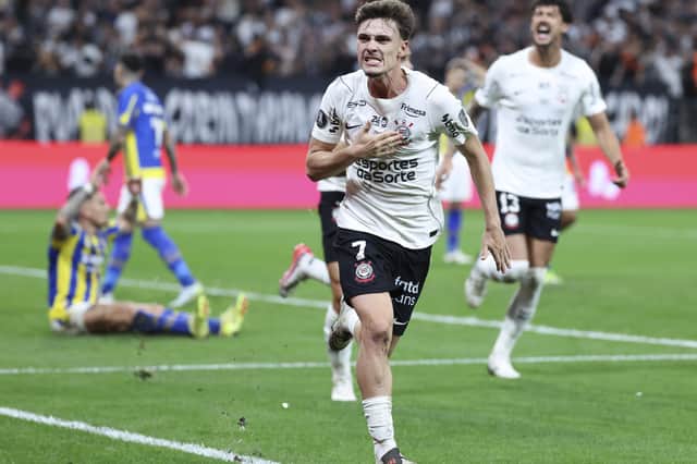 Breno Bidon celebrates a Copa Libertadores goal against Rosario Central